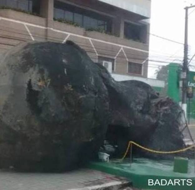 Distrutta totalmente l&#39;enorme statua che misurava sei metri di altezza e pesava oltre 300 chili